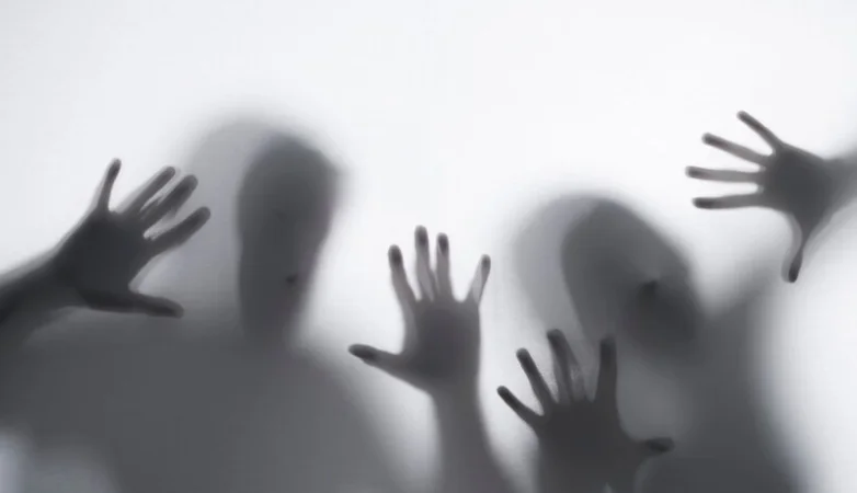 люди испытывают клаустрафобию